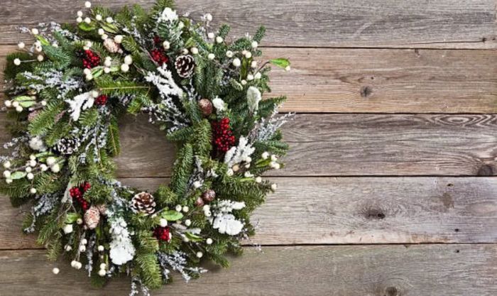 Mẫu vòng nguyệt quế với quả thông kết hợp cùng xốp trắng tạo nên một vẻ đẹp tự nhiên và thu hút.