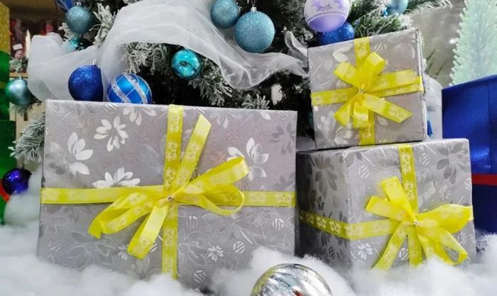 Trang trí Giáng Sinh cho trường mầm non với những hộp quà lớn thu hút sự chú ý của trẻ
