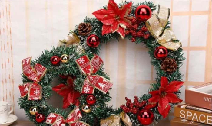 Vòng nguyệt quế Giáng Sinh dễ thương, làm cho không gian thêm phần ấm áp và vui tươi.