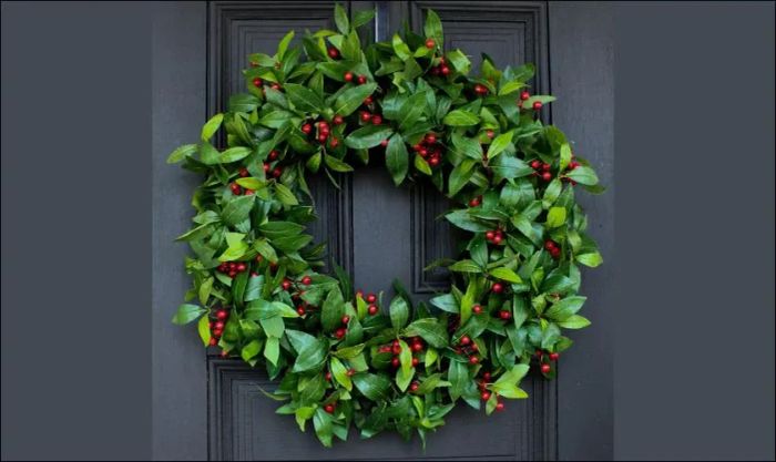 Vòng nguyệt quế Noel đơn giản mà bạn có thể dễ dàng tự làm tại nhà.