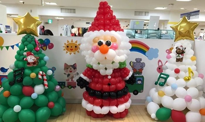 Tạo hình ông già Noel độc đáo bằng cách sử dụng bóng bay đầy màu sắc