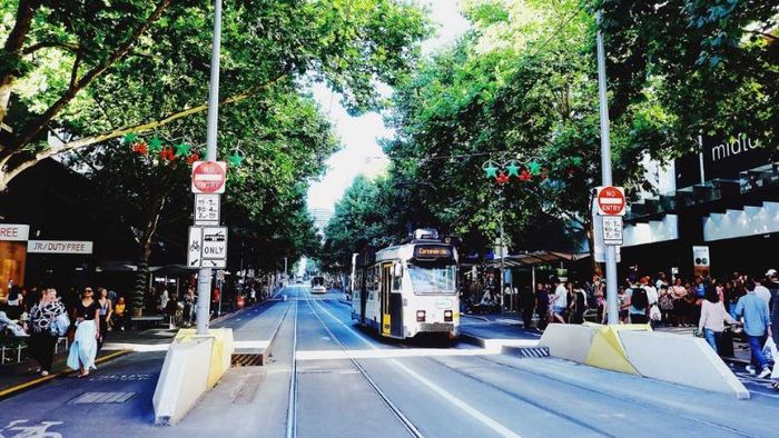 How much does it cost to travel around Australia?