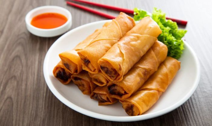 Chả giò chiên với lớp vỏ vàng giòn rụm không chỉ hấp dẫn