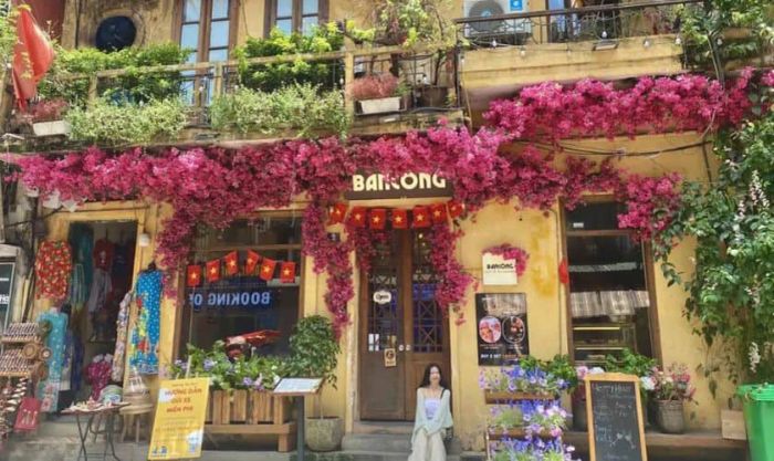 Quán cafe trang trí Tết