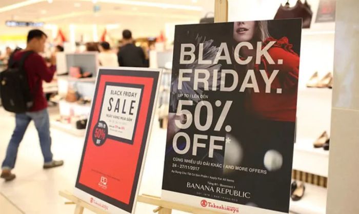 Hình ảnh Black Friday tại các cửa hàng trong mùa sale