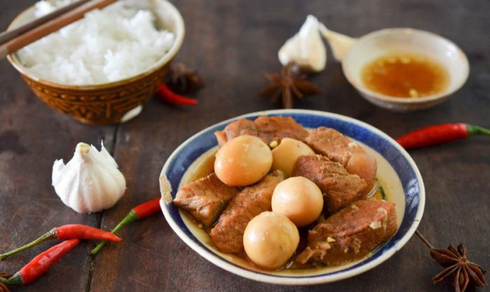 Mùng 1 Tết nên ăn gì để may mắn - Thịt kho tàu