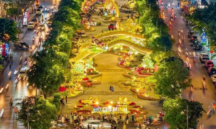 Phố đi bộ Nguyễn Huệ với đường hoa rực rỡ