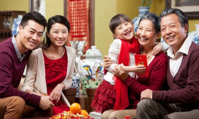 Cả gia đình quây quần chúc Tết nhau