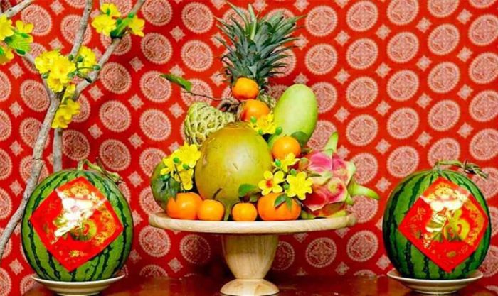 Trang trí mâm ngũ quả ngày Tết cùng hoa mai