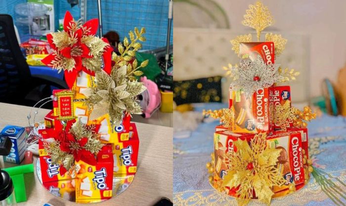 Tháp trang trí với hoa đỏ rực rỡ