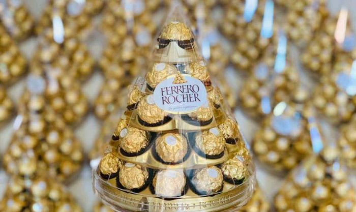 Tháp bánh socola được thiết kế hình tháp độc đáo