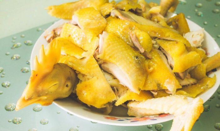 Gà luộc là món ăn không thể vắng mặt trong mâm cỗ ngày đầu năm