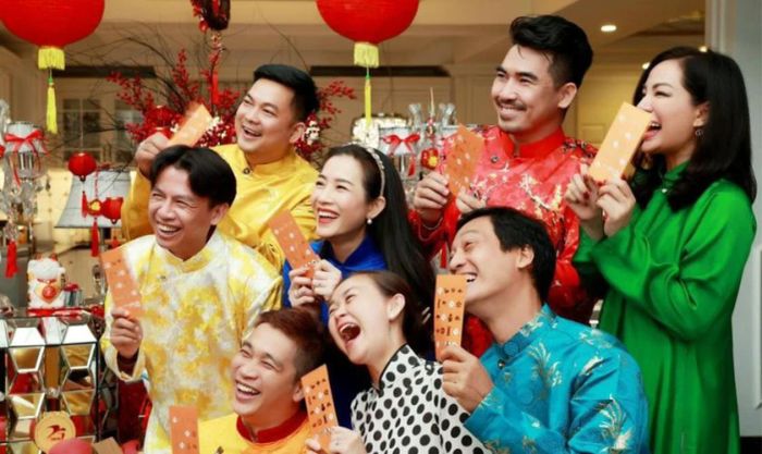Anh chị em trao nhau những lời chúc Tết