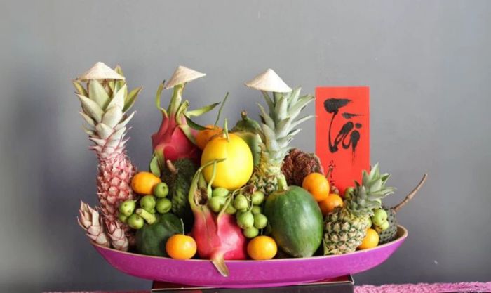 Trang trí mâm ngũ quả ngày Tết cùng chữ đỏ