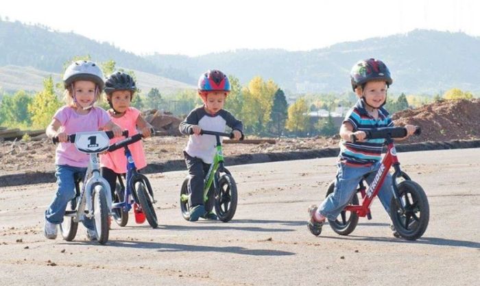 Xe chòi chân là món quà khiến bé vô cùng hào hứng