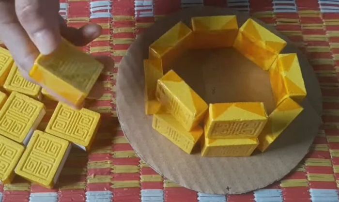 Xếp bánh lệch một nửa so với tầng dưới để tạo hình tháp