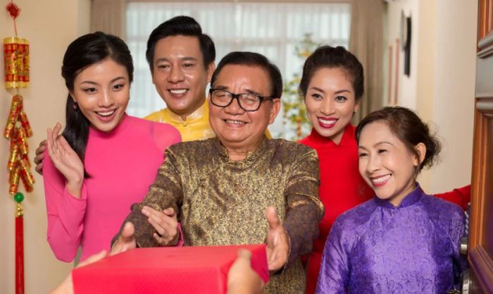 Quà Tết biếu bố mẹ mang ý nghĩa gì?