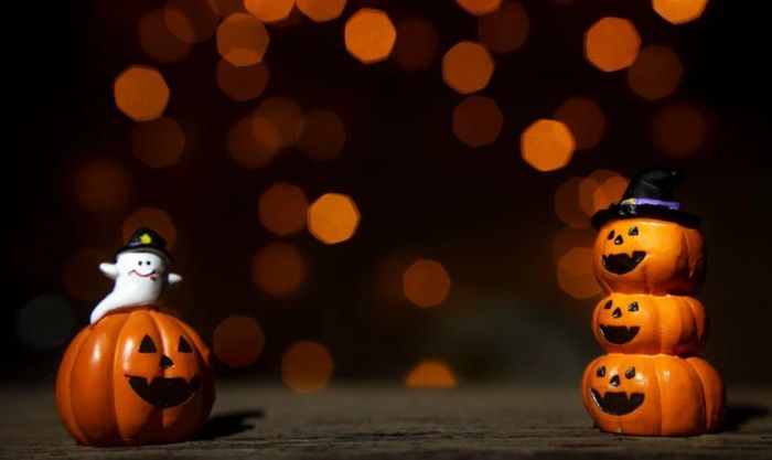 Sử dụng bí ngô xếp chồng để trang trí Halloween