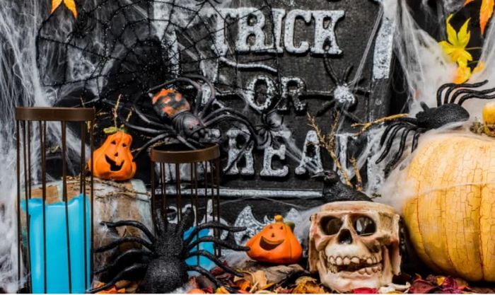 Sân khấu Halloween với mạng nhện và bí ngô đầy kinh dị