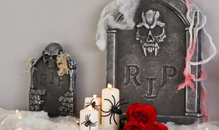 Trang trí sân khấu Halloween bằng bia mộ và mạng nhện