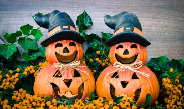 Sân khấu Halloween với bí ngô tạo không gian ma mị