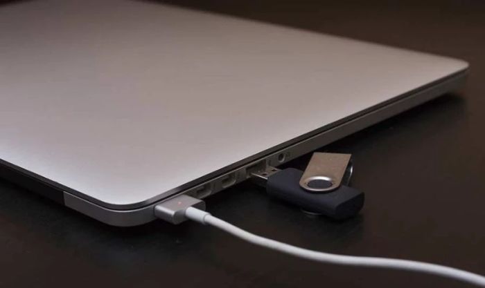 Cách nhận biết sạc Macbook chính hãng qua đèn báo sạc