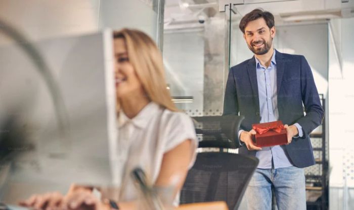 Lựa chọn quà phù hợp với nhu cầu và sở thích của đồng nghiệp là chìa khóa để món quà trở nên ý nghĩa hơn.