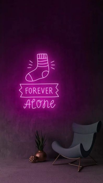 Hình nền điện thoại với thông điệp Forever Alone