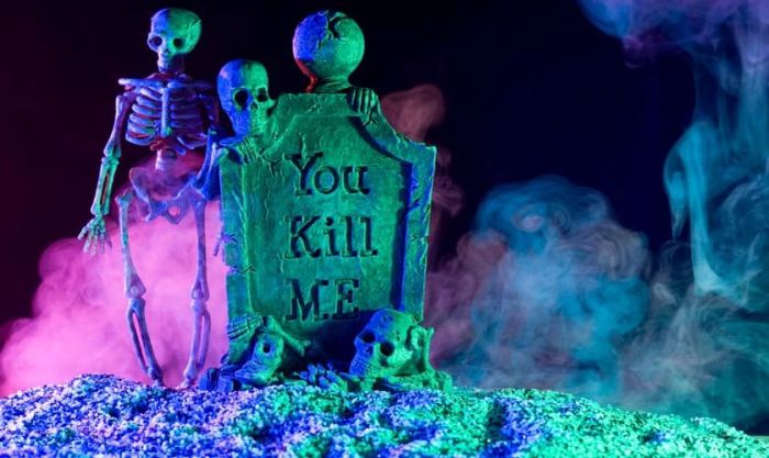 Trang trí sân khấu Halloween với bia mộ và xương người