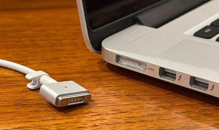 Nhận biết sạc Macbook chính hãng qua kiểm tra đầu cắm