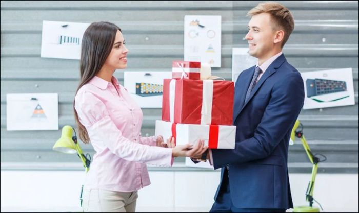 Tặng quà cho đồng nghiệp nữ là một cách tuyệt vời để xây dựng môi trường làm việc gắn bó và thân thiện hơn.