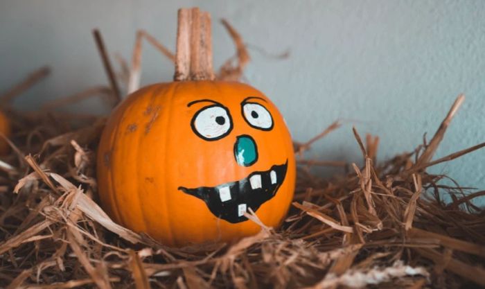 Sử dụng rơm để trang trí sân khấu Halloween