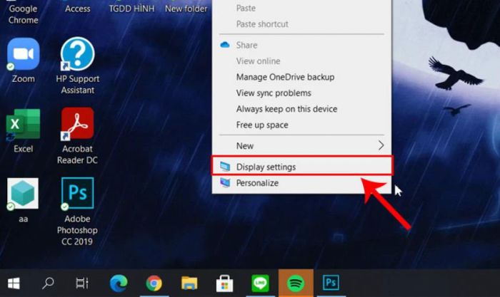 Nhấn chuột phải vào màn hình desktop và chọn Display settings