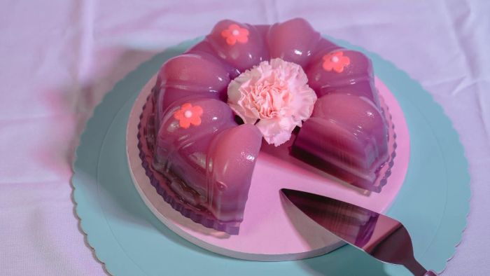 Bánh kem rau câu được trang trí hình hoa tinh tế