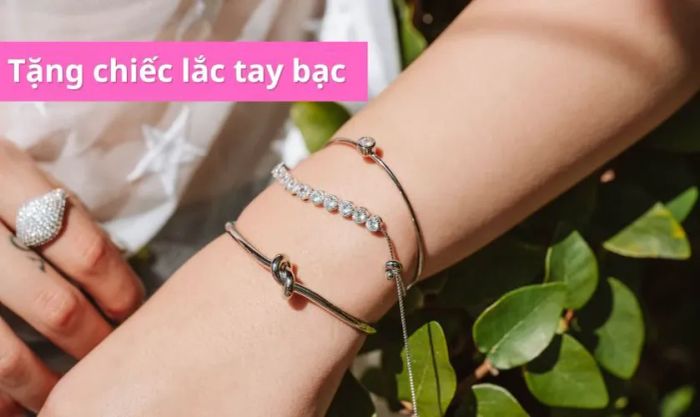 Lắc tay bạc - quà tặng thanh lịch và ý nghĩa dành tặng bạn gái mới quen