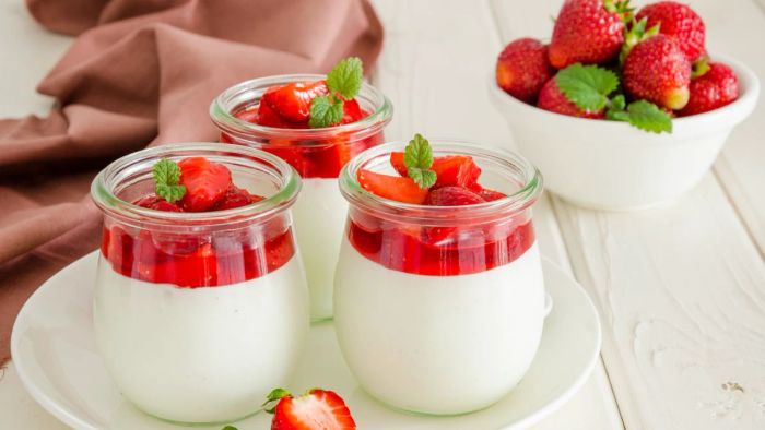 Panna Cotta với dâu tây tươi ngon