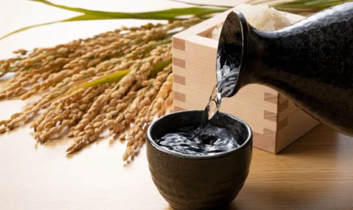 Rượu được xem là thức uống đặc biệt và có giá trị trong văn hóa Việt