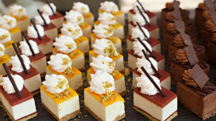 Bánh kem đơn giản nhưng ý nghĩa cho ngày 20/10 dành tặng nhân viên nữ trong công ty