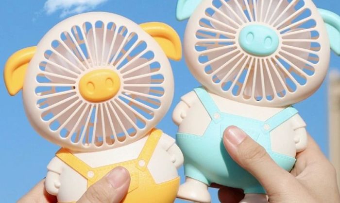 Quạt mini cầm tay - Món đồ hữu ích và tiện lợi cho bé