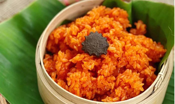 Xôi gấc là món ăn truyền thống không thể thiếu trong văn hóa ẩm thực Việt
