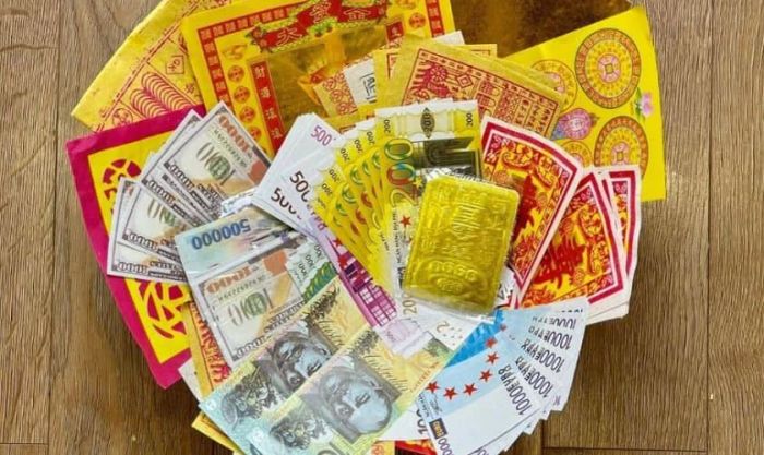Giấy tiền vàng bạc được đốt sau khi thực hiện bài khấn vái giỗ Tổ Hùng Vương