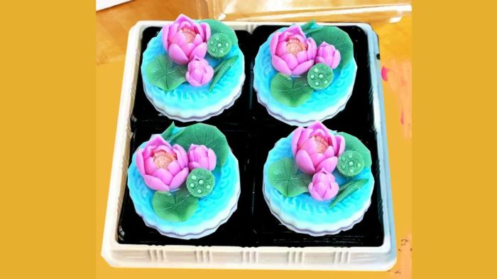 Bánh kem rau câu với họa tiết hoa sen thanh tao
