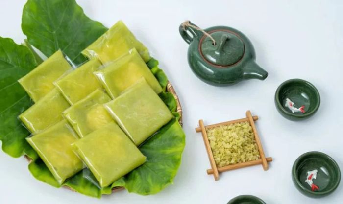 Bánh cốm được tạo nên từ gạo nếp non và hạt cốm tươi