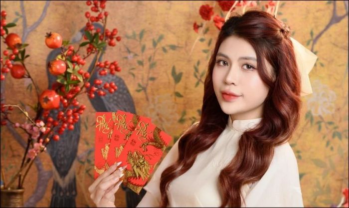 Mẫu ghép ảnh áo dài Tết kết hợp bao lì xì