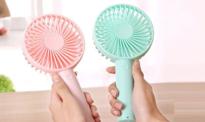Tặng quạt mini cho cô nàng yêu thích những món quà nhỏ xinh