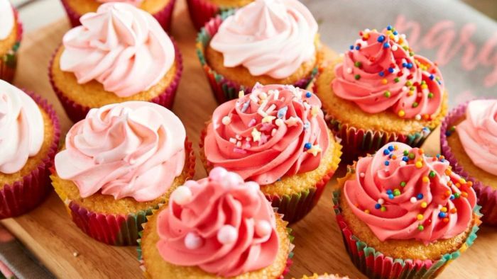 Bánh kem kỷ niệm ngày Phụ nữ Việt Nam 20/10 cho nhân viên nữ
