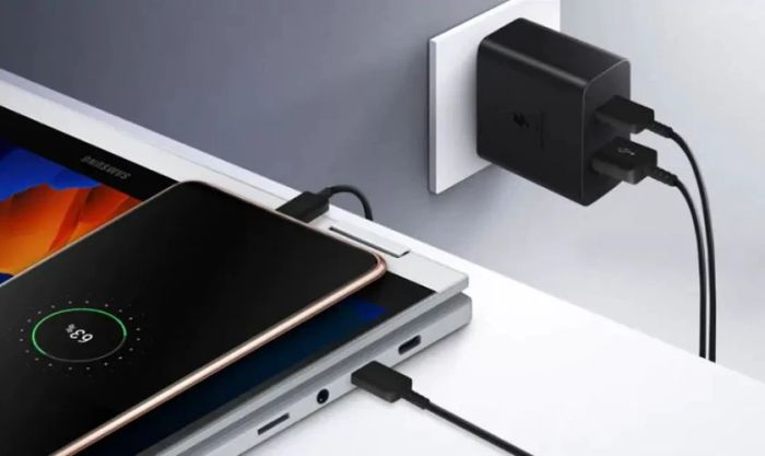 Sạc điện thoại Samsung từ ổ điện thay vì qua cổng USB