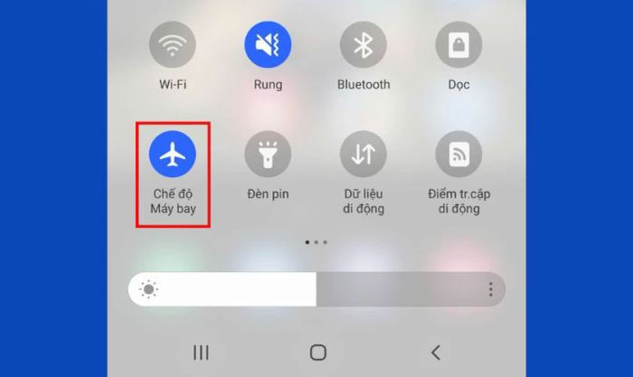 Kích hoạt chế độ máy bay trong khi sạc điện thoại Samsung