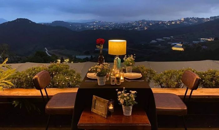 Buổi hẹn hò ngày 8/3 đầy lãng mạn với nến và hoa