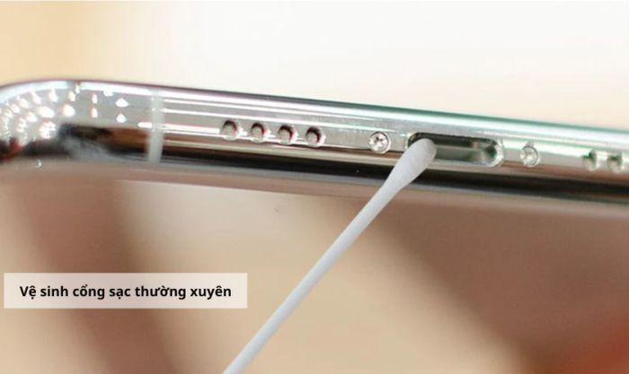 Làm sạch cổng sạc một cách thường xuyên sẽ giúp điện thoại sạc nhanh và ổn định hơn. Bạn có thể sử dụng tăm bông để lau nhẹ cổng sạc, hoặc dùng bình nén khí để xịt vào cổng cho sạch sẽ.